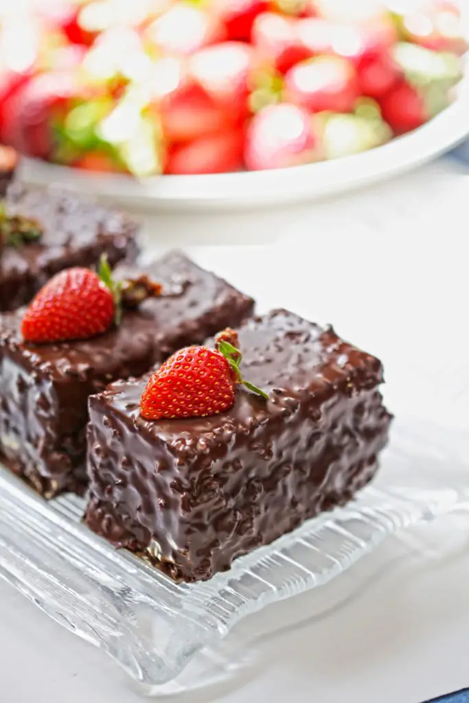 Are avocado and chocolate foods that help you when stressing out about something upsetting during lockdown? Let's face it: we've all found some comfort in foods that are not healthy and ended up being more stressed after a series of tasty meals coupled with a bottle of beer or glass of wine. When working from home is very likely to be turning to ‘comfort’ foods and hope that big " happy" meals, take-out, fatty foods, sweet foods, and alcohol could calm your nerves and the anxiety you are facing lately...But is this a healthy solution?
