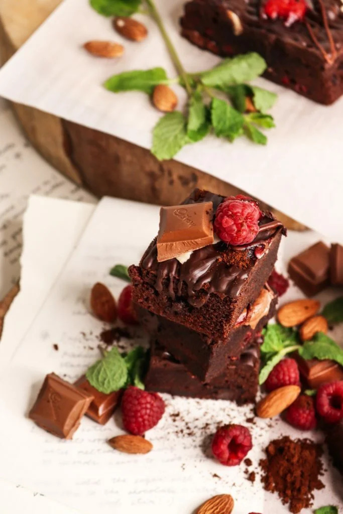 Are avocado and chocolate foods that help you when stressing out about something upsetting during lockdown? Let's face it: we've all found some comfort in foods that are not healthy and ended up being more stressed after a series of tasty meals coupled with a bottle of beer or glass of wine. When working from home is very likely to be turning to ‘comfort’ foods and hope that big " happy" meals, take-out, fatty foods, sweet foods, and alcohol could calm your nerves and the anxiety you are facing lately...But is this a healthy solution?