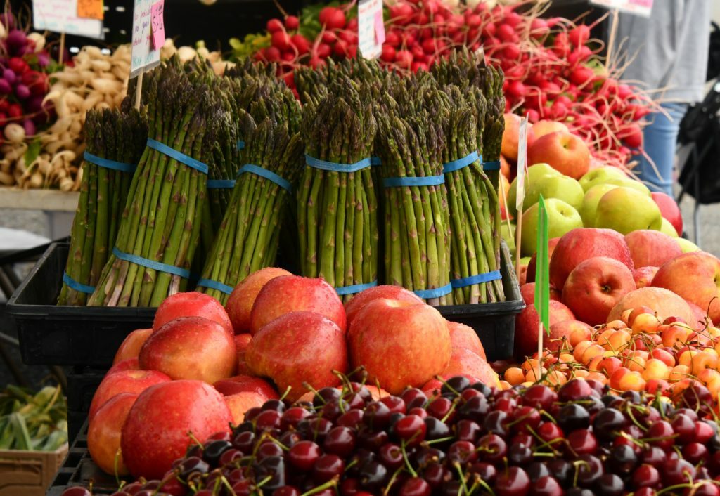 green asparagus beside apples during daytime