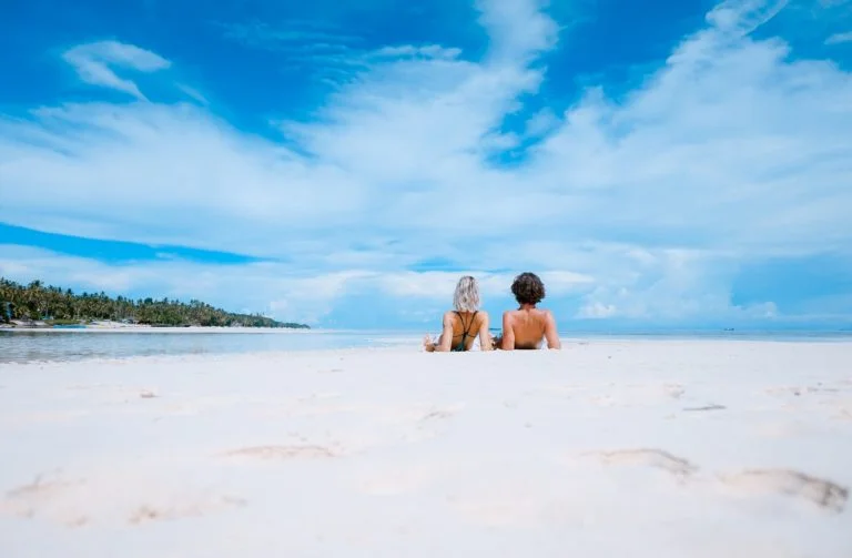 When the cold weather gets the best of you, what could possibly prevent you from dreaming of a white beach and your next exotic destination? Must be a paradise kissed by the sun after your own heart, somewhere! Imagine yourself strolling along the white shores of sand and gathering loving memories. Where would you go? Until the travel ban is lifted we give you the Vitamin SEE, packed with the best white beaches in the world! Every single one of these destinations is calling your name!