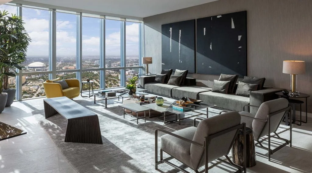 As you know, our English singer-songwriter Phil Collins recently moved to Jennifer Lopez’s North Bay Road waterfront estate, to enjoy the sunshine in this sophisticated private mansion on Biscayne Bay, lined up by palms, with spa, wine cellar, seven bedrooms and stunning views of the Miami skyline.
