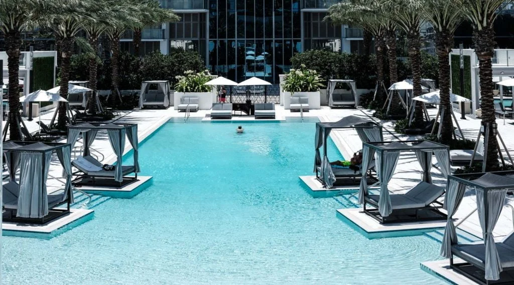 As you know, our English singer-songwriter Phil Collins recently moved to Jennifer Lopez’s North Bay Road waterfront estate, to enjoy the sunshine in this sophisticated private mansion on Biscayne Bay, lined up by palms, with spa, wine cellar, seven bedrooms and stunning views of the Miami skyline.