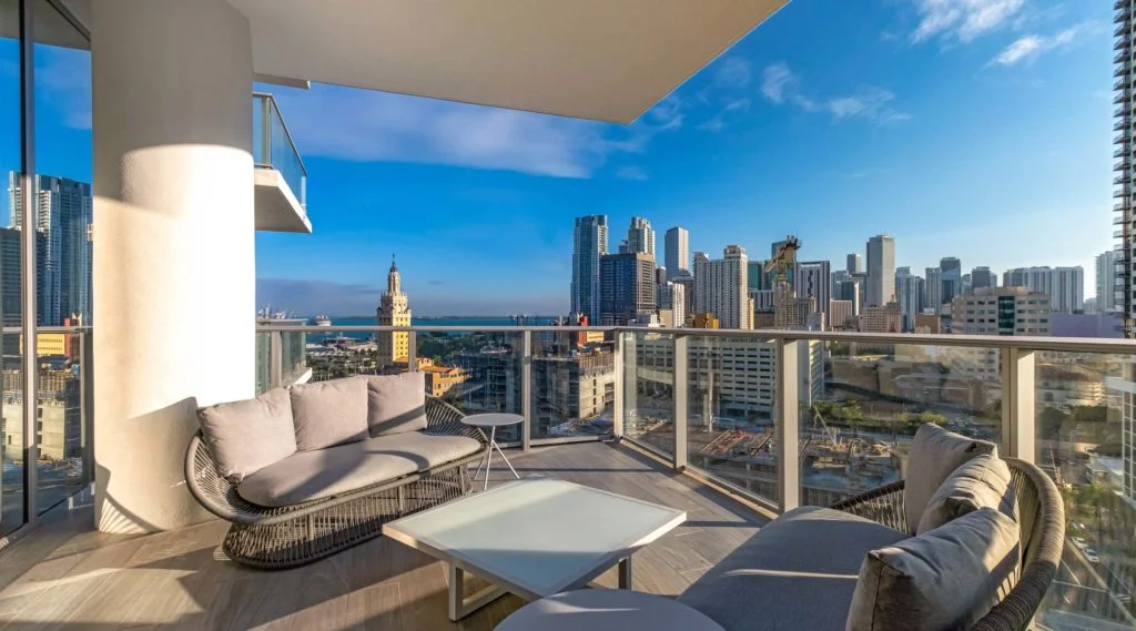 As you know, our English singer-songwriter Phil Collins recently moved to Jennifer Lopez’s North Bay Road waterfront estate, to enjoy the sunshine in this sophisticated private mansion on Biscayne Bay, lined up by palms, with spa, wine cellar, seven bedrooms and stunning views of the Miami skyline.