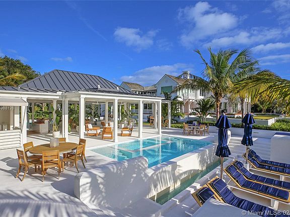 As you know, our English singer-songwriter Phil Collins recently moved to Jennifer Lopez’s North Bay Road waterfront estate, to enjoy the sunshine in this sophisticated private mansion on Biscayne Bay, lined up by palms, with spa, wine cellar, seven bedrooms and stunning views of the Miami skyline.