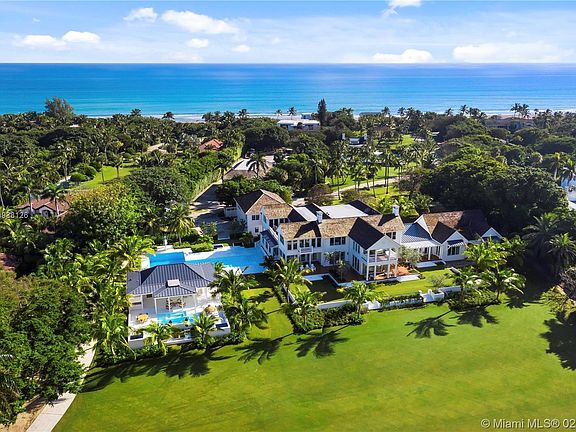 As you know, our English singer-songwriter Phil Collins recently moved to Jennifer Lopez’s North Bay Road waterfront estate, to enjoy the sunshine in this sophisticated private mansion on Biscayne Bay, lined up by palms, with spa, wine cellar, seven bedrooms and stunning views of the Miami skyline.