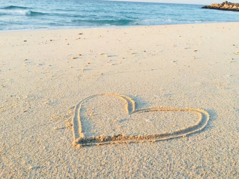 When we feel happy, excited, or upset, these emotions are like sparks of electricity. They give us the strength to do things, and they help us move forward. When we're sad, angry, or frustrated, our emotions are like heavy weights on our shoulders. They make it hard to do anything, and they slow us down. But if we can manage our emotions well, they can also help us heal.