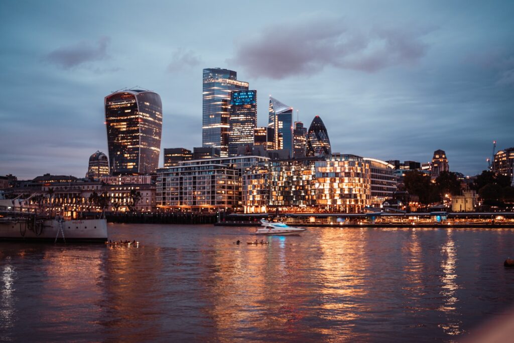 London never sleeps, a city of wealth where the wealth gap is growing 