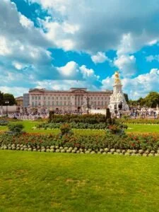 London Walk starts with Buckingham Palace