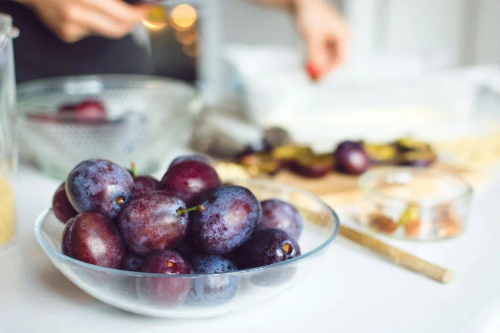 Plums, often selected for their delicious taste and vibrant colours, are more than just a tasty fruit. These sweet and juicy gems are packed with essential nutrients that offer a multitude of health benefits, including benefits for your skin. A boast of vitamin C, plums can effectively enhance your skin's radiance, diminish the appearance of dark spots and freckles, contribute to achieving a glow skin, and enhance blood circulation in the skin, aiding in the lightening of scars and age spots. In this article, we invite you to have a closer look at different ways in which plums can contribute to healthier, glowing skin.