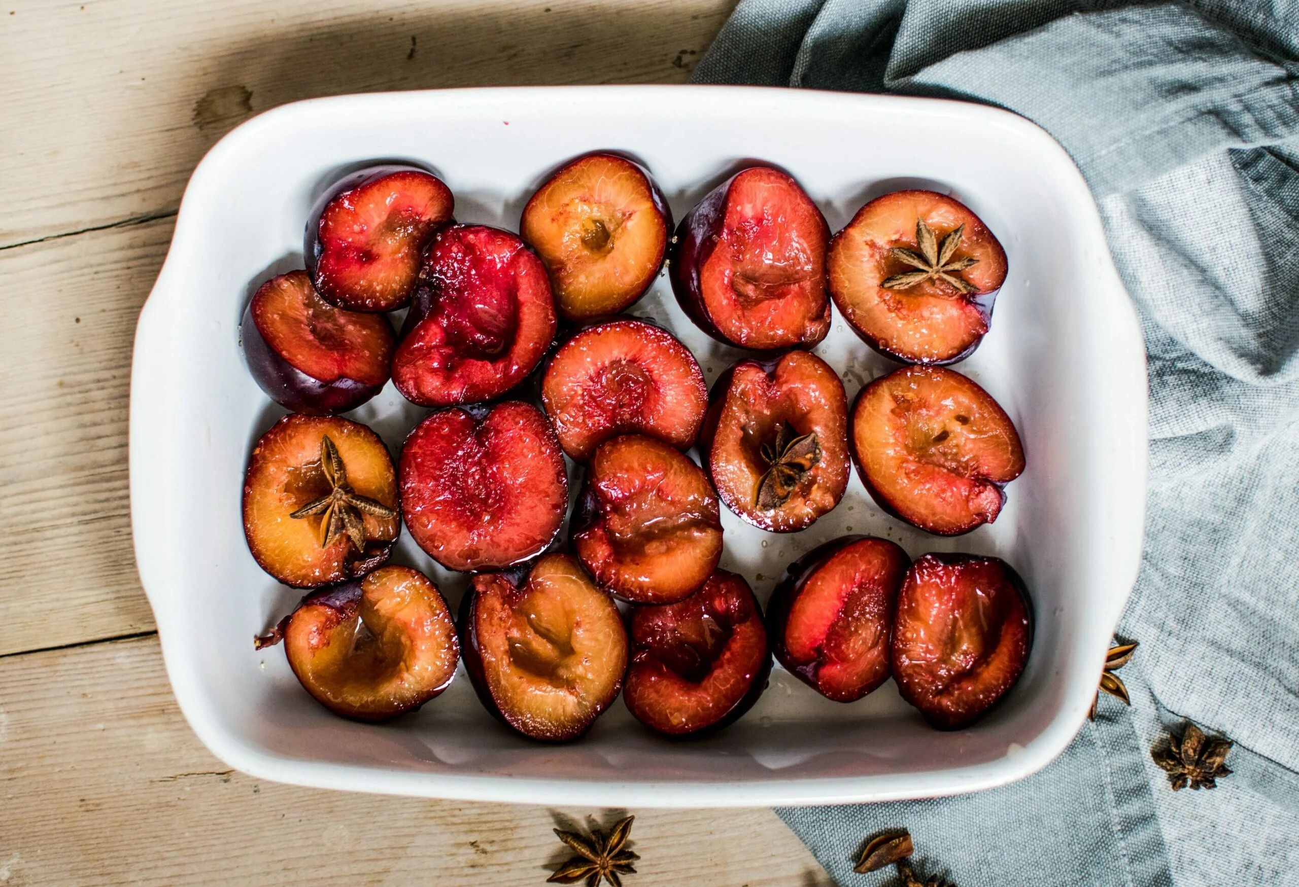 Plums, often selected for their delicious taste and vibrant colours, are more than just a tasty fruit. These sweet and juicy gems are packed with essential nutrients that offer a multitude of health benefits, including benefits for your skin. A boast of vitamin C, plums can effectively enhance your skin's radiance, diminish the appearance of dark spots and freckles, contribute to achieving a glow skin, and enhance blood circulation in the skin, aiding in the lightening of scars and age spots. In this article, we invite you to have a closer look at different ways in which plums can contribute to healthier, glowing skin.