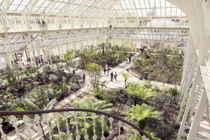 Nestled by the serene River Thames,Kew Garden, an UNESCO World Heritage site, beautifully narrates Britain's passion for horticulture and botanical brilliance.