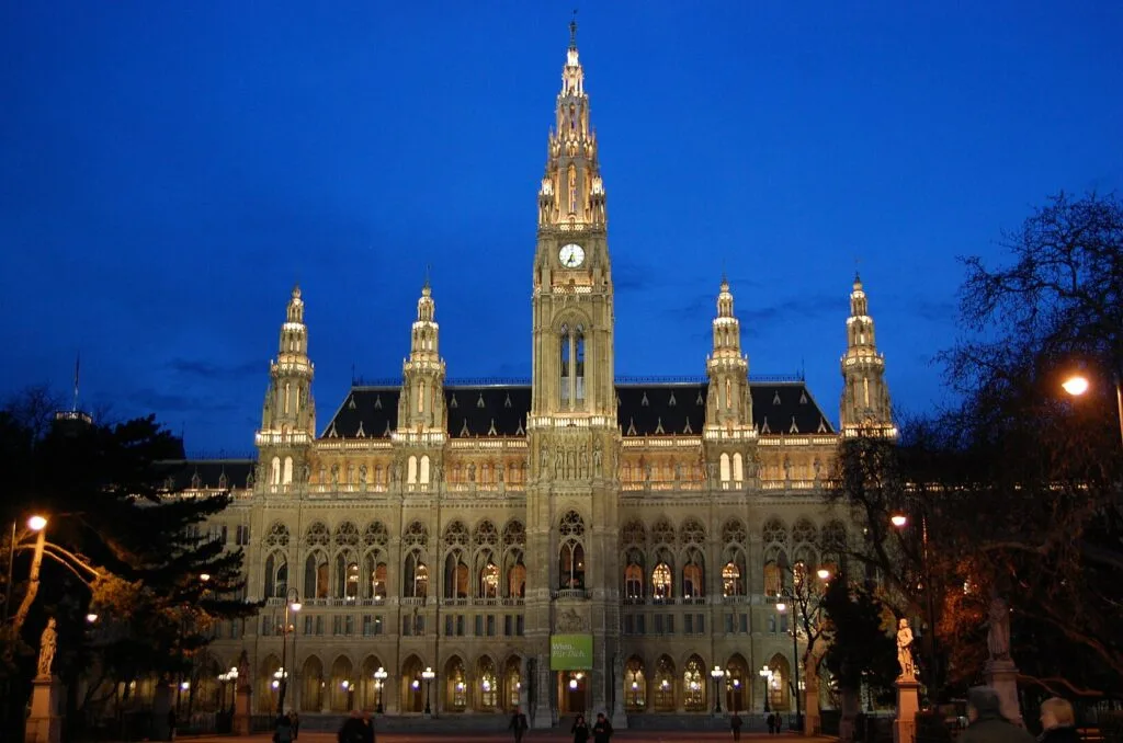 Austria, a country nestled in the heart of Western Europe, became a free, independent, and neutral state in 1955. Today, we invite you to explore Vienna, a must-see destination and take a journey through history, culture and nature