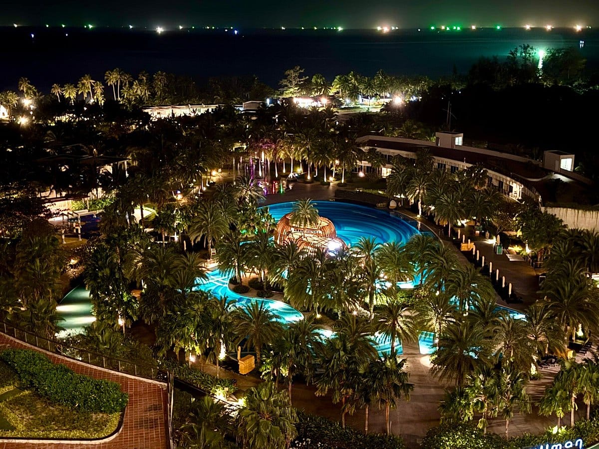 Easter in 2025 falls on Sunday, April 20. This significant Christian holiday is celebrated worldwide, often accompanied by various traditions and travel plans.
We curated 8 destinations to help you choose the ideal location for Easter celebrations.