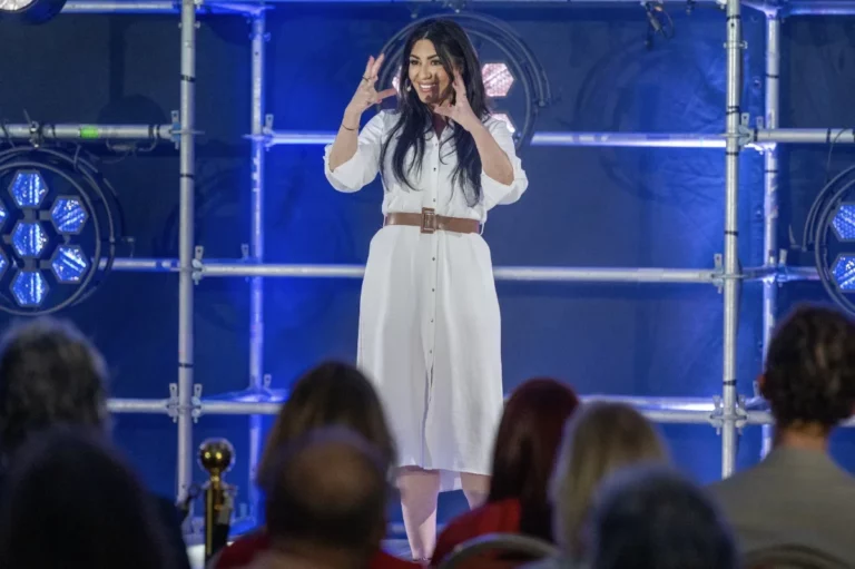 Discover how personal storytelling is reshaping professional speaking in 2025, as Aline Kirst breaks through inner barriers to find global success.