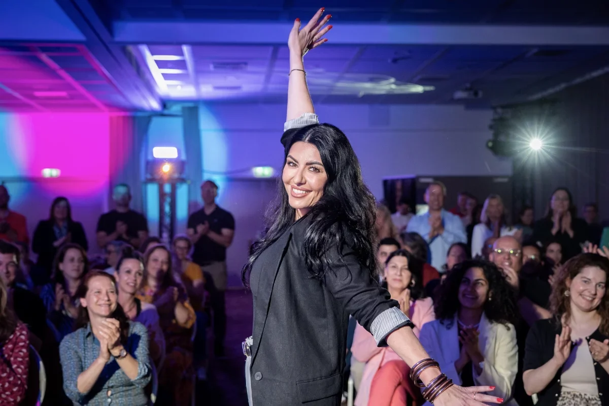 Discover how personal storytelling is reshaping professional speaking in 2025, as Aline Kirst breaks through inner barriers to find global success.