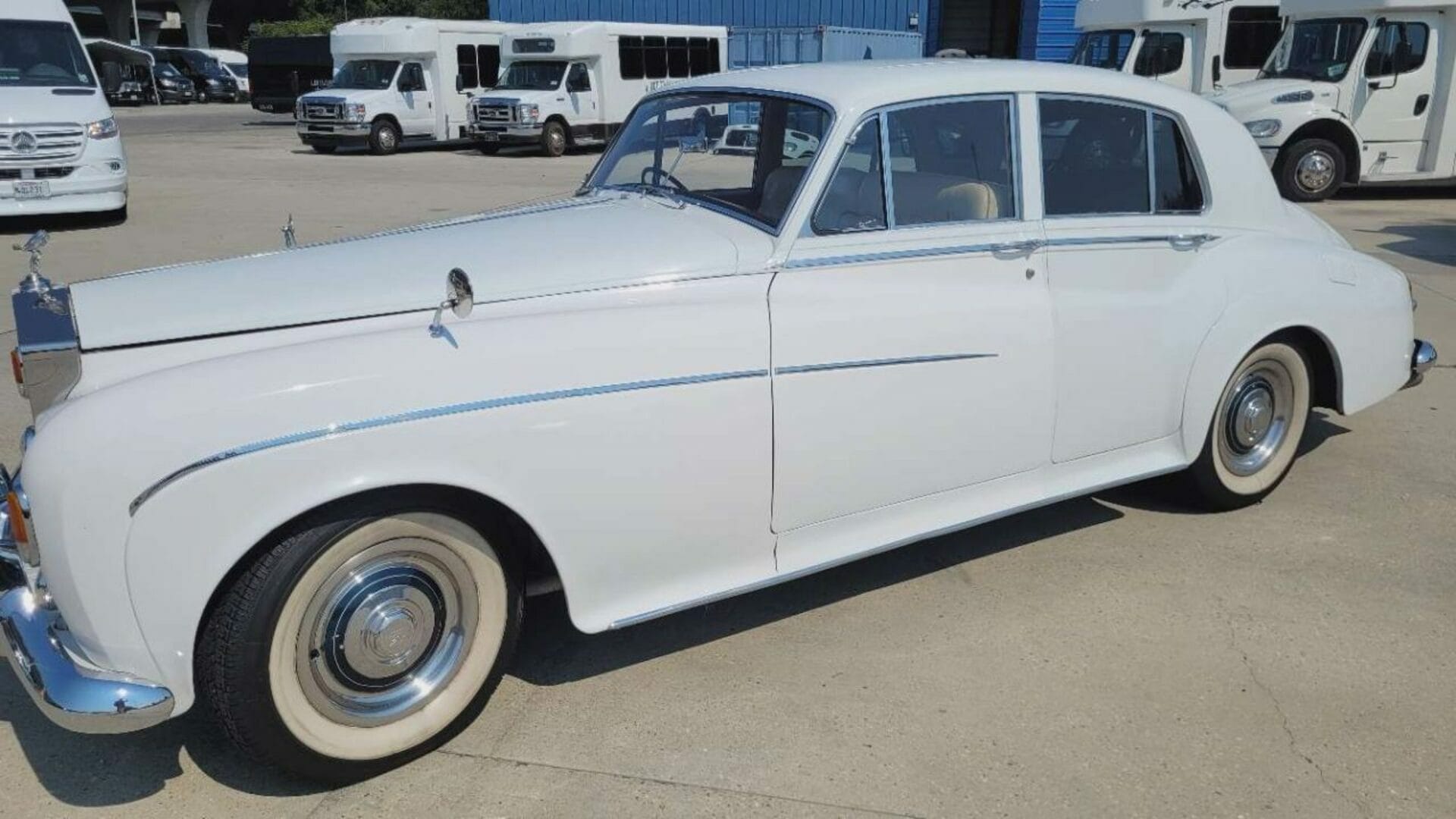 Step inside vintage Rolls-Royces weaving through New Orleans—where heritage, tradition and craftsmanship turn each journey into an elegant celebration