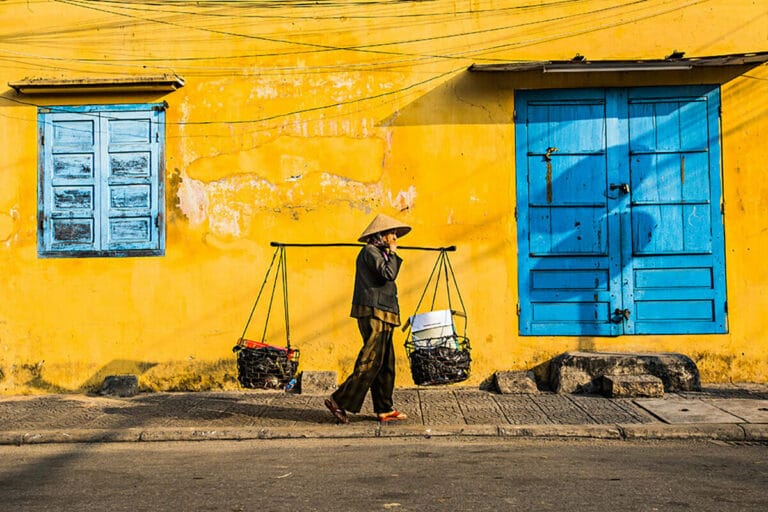 Réhahn’s Vietnam trilogy reveals authentic daily life and heritage through mindful photography, fostering cultural connection beyond tourist snapshots.