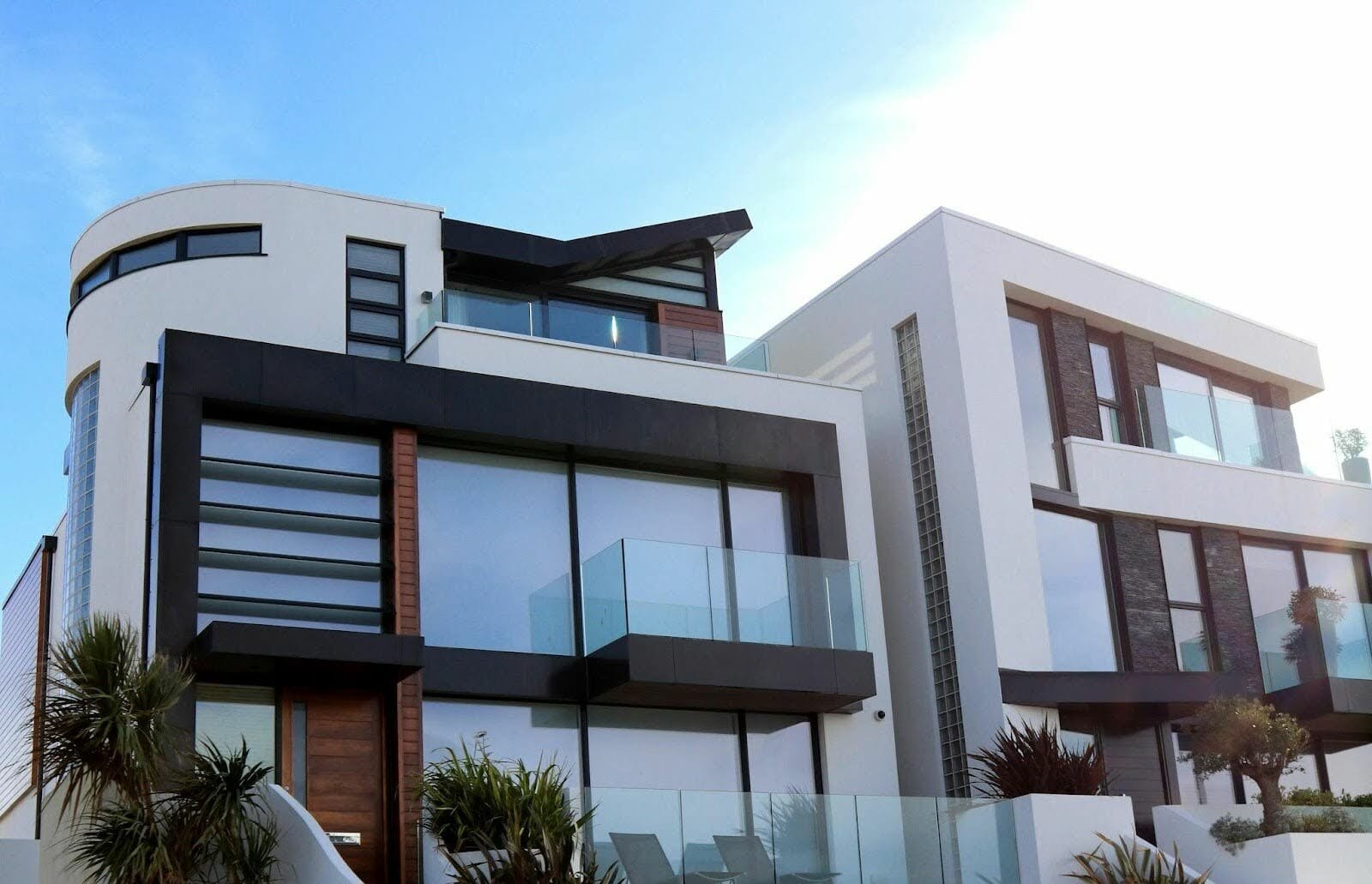 Explore luxury homes shaped by stunning views, elegant architecture and seamless technology – discover how comfort, style and location define true home